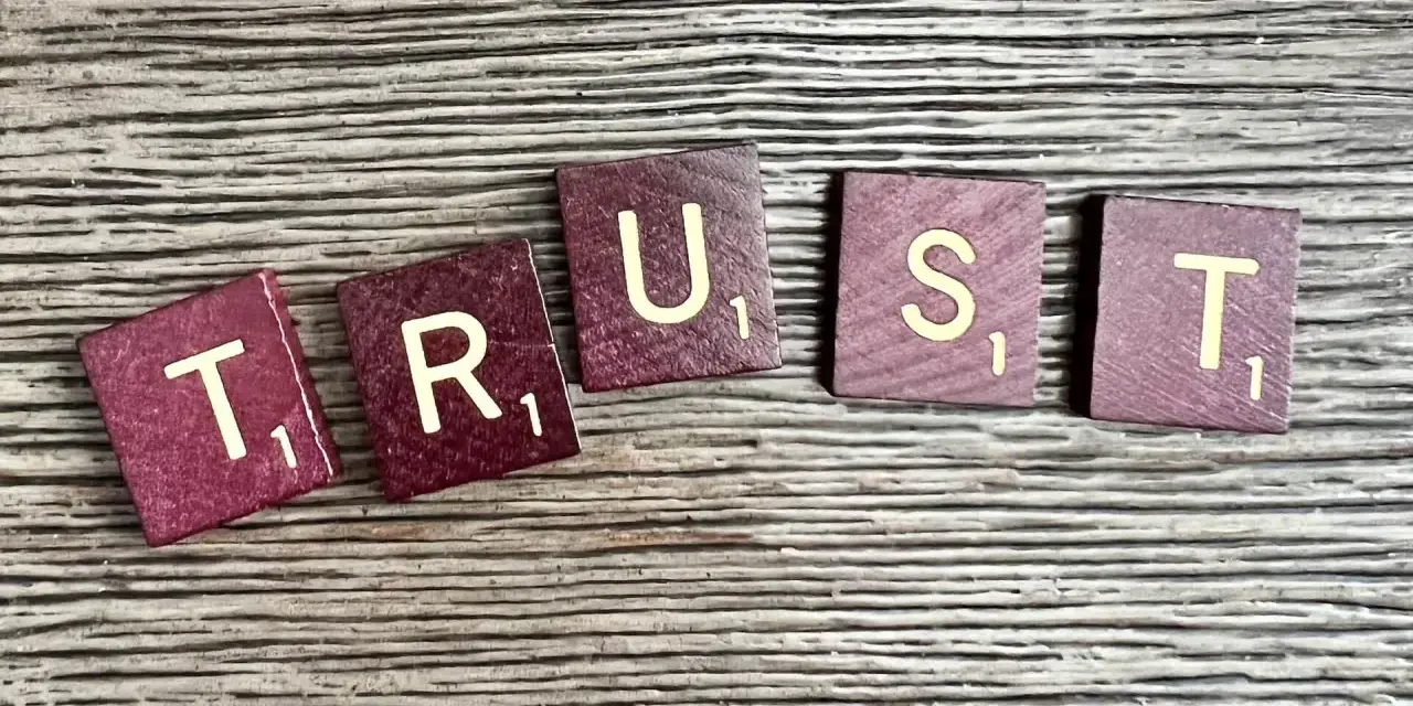 Litery układają się w słowo "TRUST". Kiedy pojawia się kłamstwo w związku, zaufanie znika.