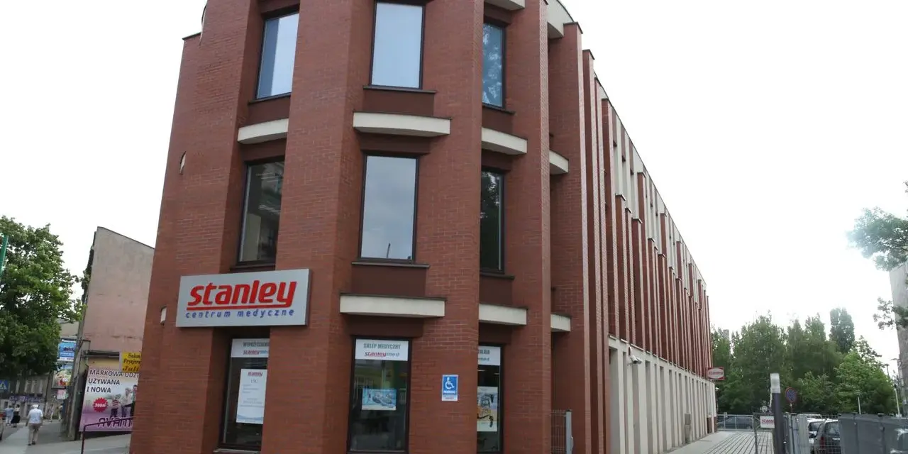 Nowoczesny budynek z cegły z napisem "stanley centrum medyczne".