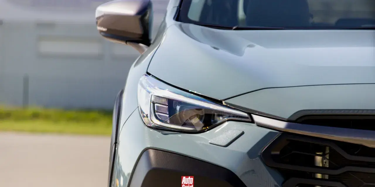 Szary, nowoczesny SUV z reflektorem LED. Logo "Auto Świat" na zderzaku sugeruje, że to auto top marki.