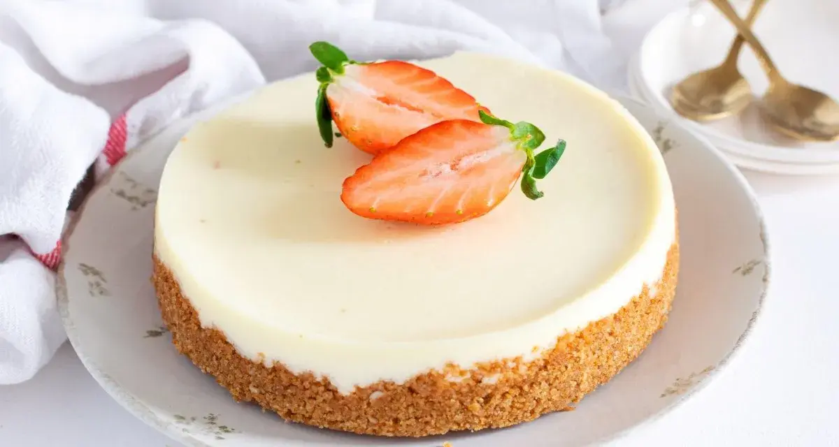 Deliciosa tarta de cuajada con base crujiente y fresas frescas. Perfecta para cualquier ocasión.
