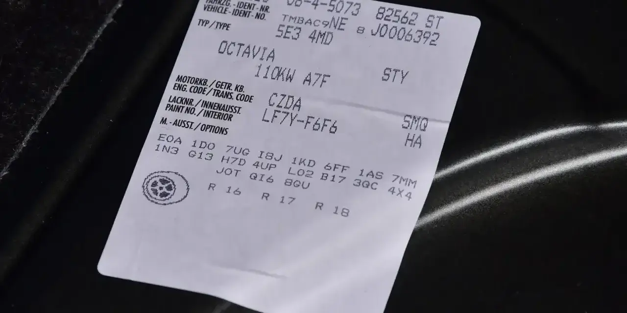 Naklejka z danymi pojazdu Skoda Octavia, zawiera m.in. numer silnika CZDA.