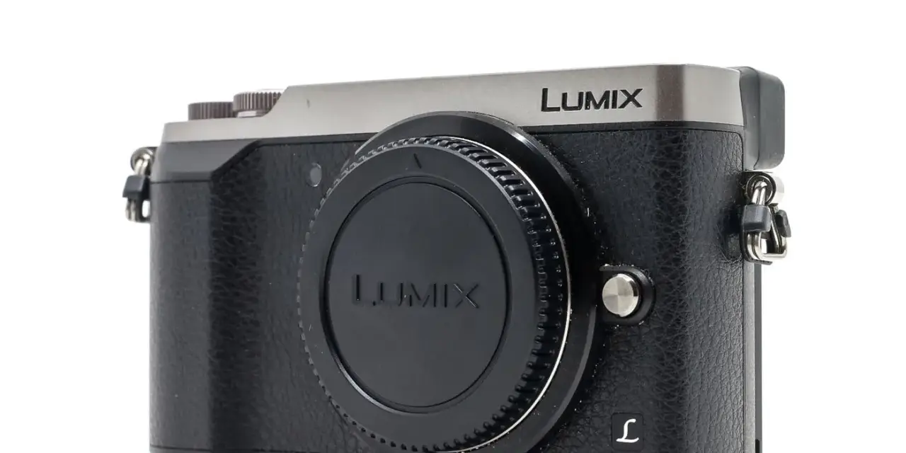 Appareil photo Lumix GX9, prêt pour un test. Son design compact et sa finition texturée en font un objet attrayant.