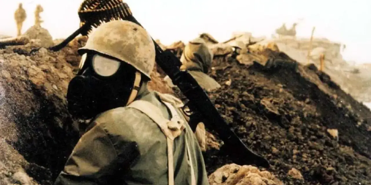 Soldado con máscara de gas en una trinchera, listo para el combate en la guerra Irán-Irak 1980.