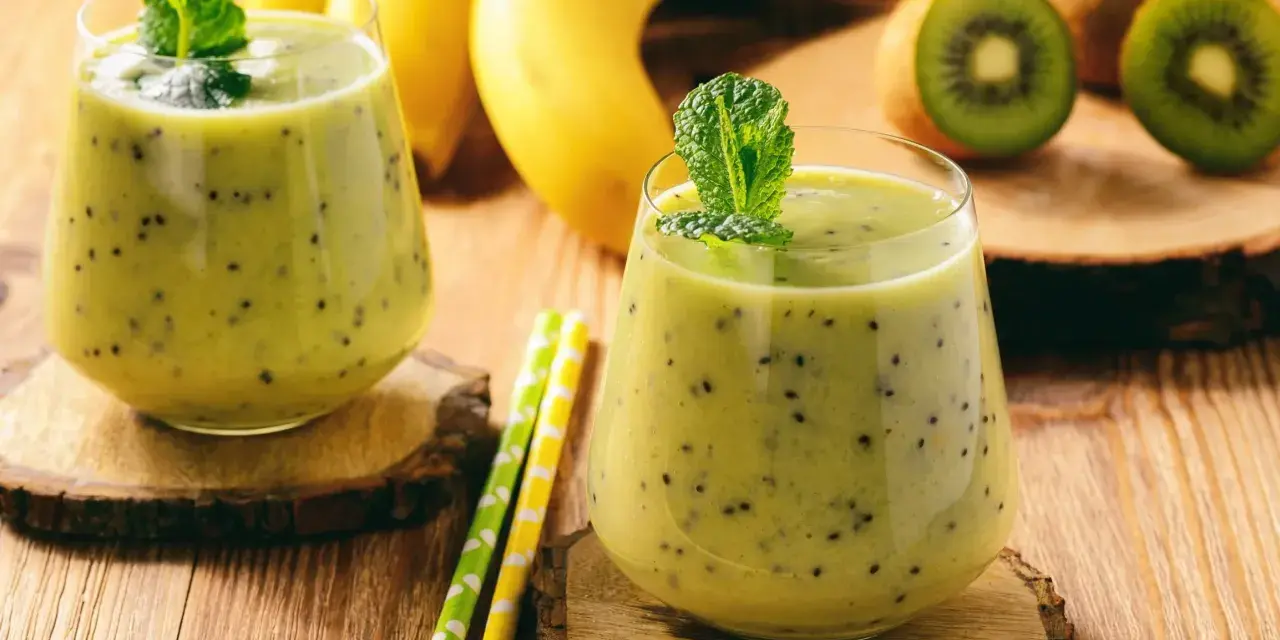 Orzeźwiający koktajl z jogurtem, kiwi i bananem, ozdobiony miętą. Idealny na letnie popołudnie.