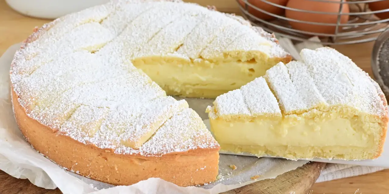 Una deliziosa crostata con crema pasticcera, cosparsa di zucchero a velo, pronta per essere gustata.