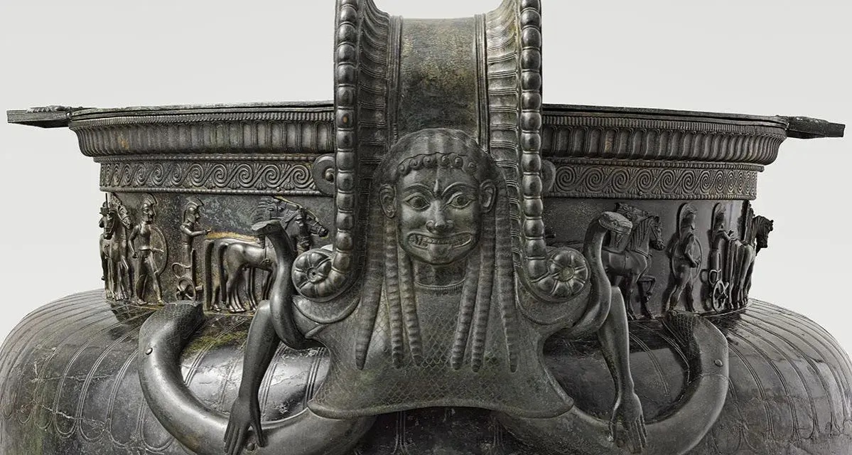 Détail du vase de Vix : une figure féminine aux longs cheveux, entourée de serpents, orne ce chef-d'œuvre antique.