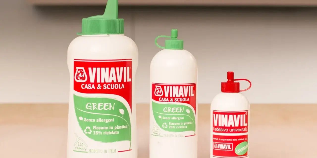 Tre flaconi di colla Vinavil, un adesivo universale pva glue cos'è, in diverse misure, con tappi verdi e rossi.