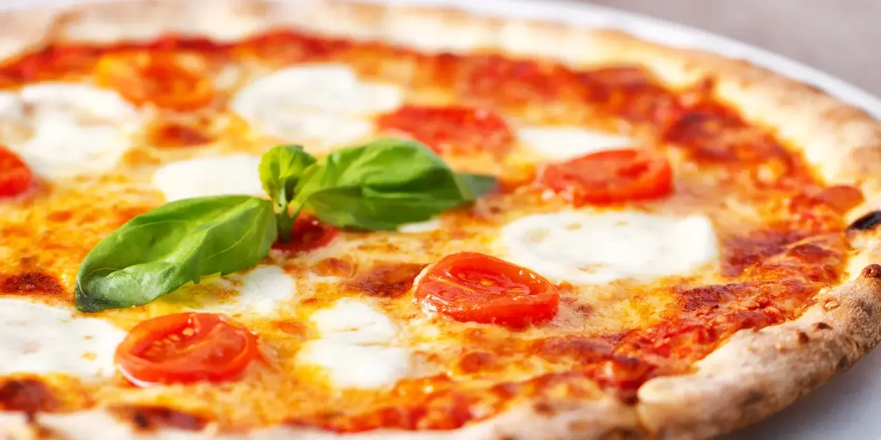Jak zrobić pizzę jak z pizzerii? Przepis i triki pizzaiolo