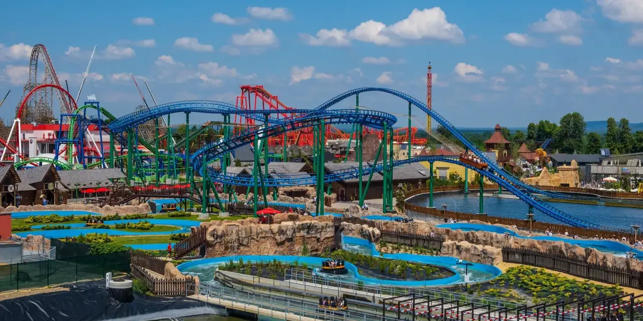 Widok na park rozrywki Energylandia z kolejkami górskimi i wodnymi atrakcjami.