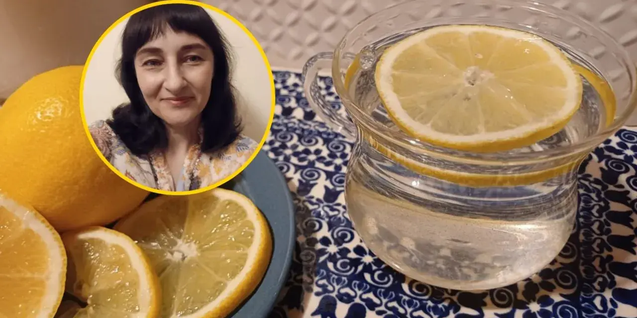 Kobieta z cytrynami i szklanką wody z cytryną. Zastanawiasz się, jak długo można pić wodę z cytryną na czczo?