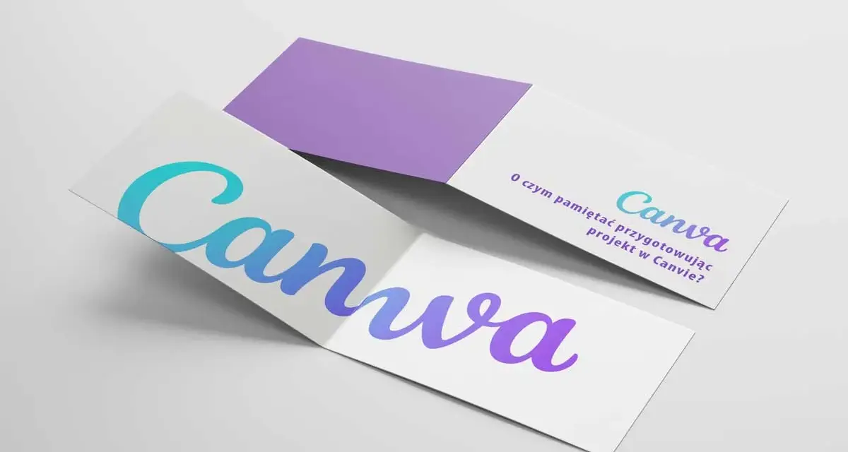 Dwa otwarte ulotki z logo Canva. Jedna z nich zawiera tekst "O czym pamiętać przygotowując projekt w Canvie?", sugerując łatwe drukowanie projektów.