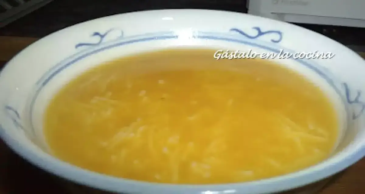 Tazón de sopa de pollo casera con fideos finos.