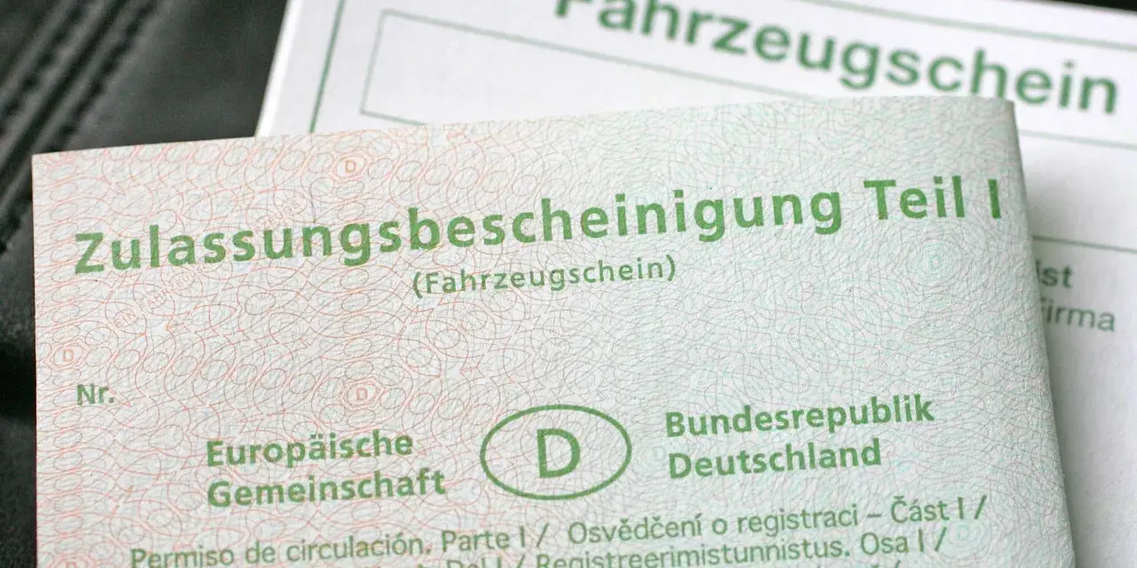 Deutsche Zulassungsbescheinigung Teil I, auch Fahrzeugschein genannt, mit EU-Symbol und Länderkennzeichen D.