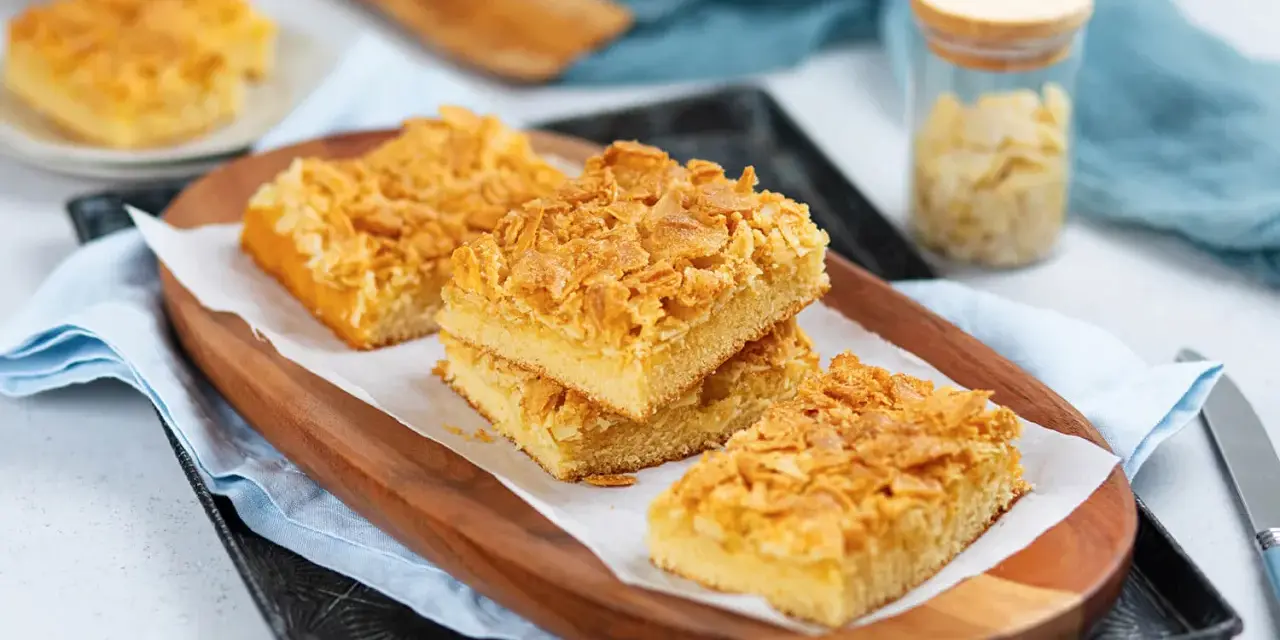 Saftiger Blechkuchen mit knuspriger Mandel-Decke, perfekt für ein schnelles Tassenkuchen Rezept.
