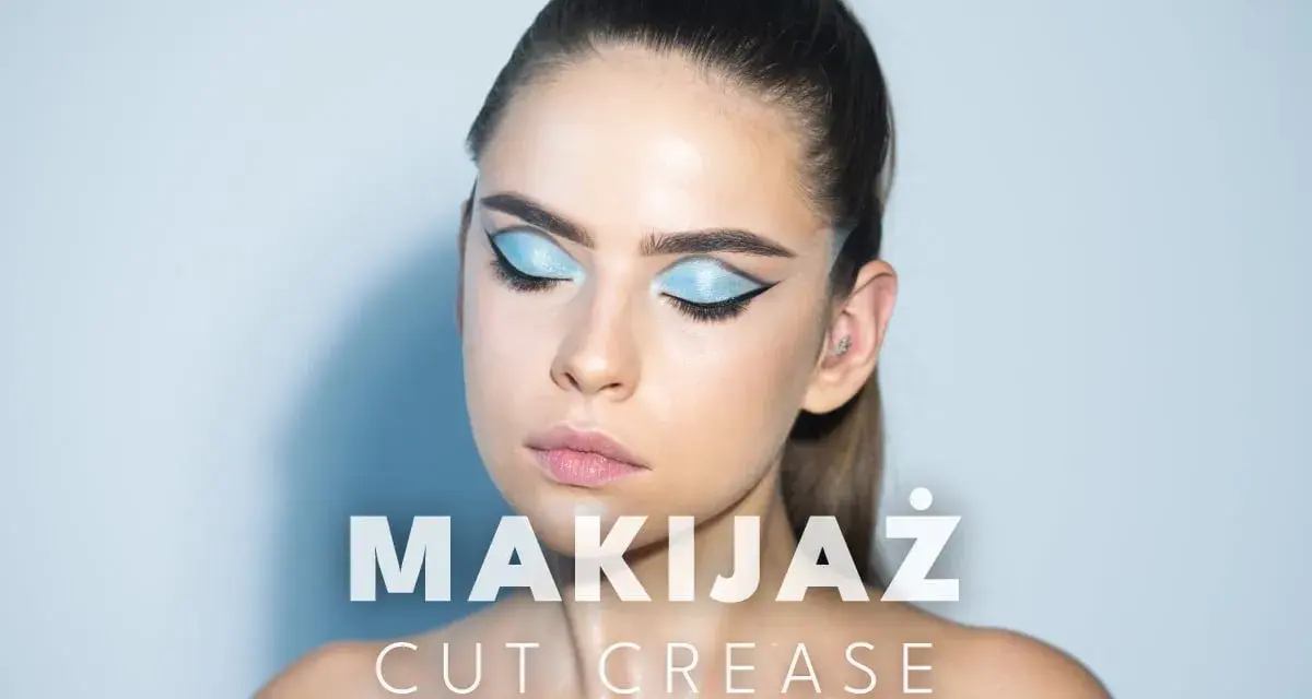 Modelka z błękitnym makijażem oczu w stylu cut crease, z wyraźną kreską eyelinera.