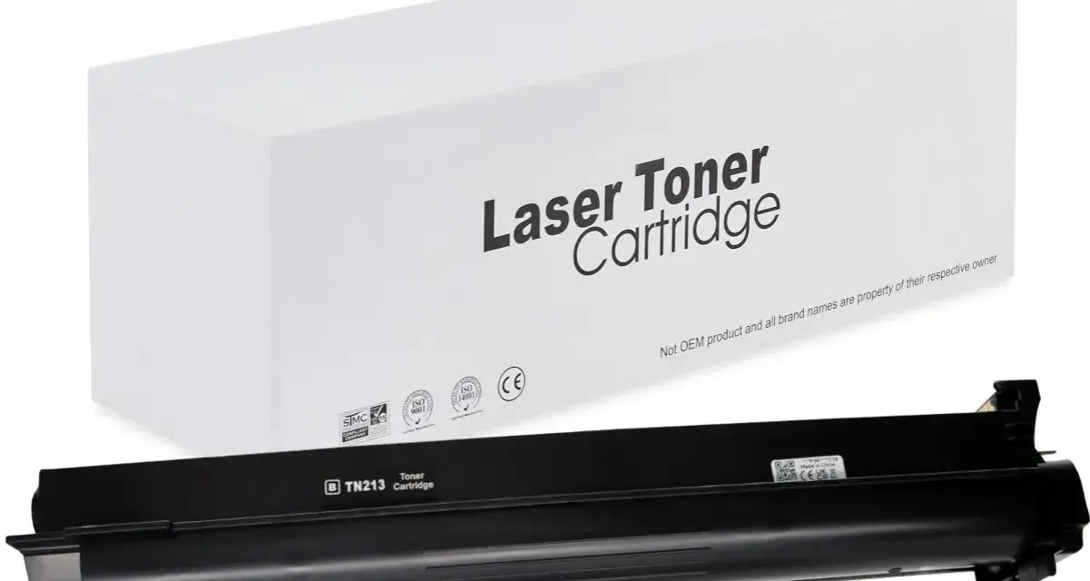 Czarny toner TN213 do drukarki laserowej, zapakowany w białe pudełko z napisem "Laser Toner Cartridge". Certyfikaty ISO i CE.