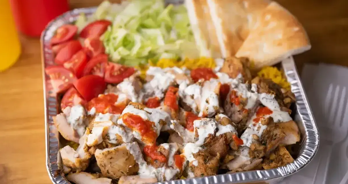 Pyszna shoarma z kurczakiem, ryżem, pomidorami, sałatą i pitą. Tak wygląda danie, które wielu pyta: shoarma co to.