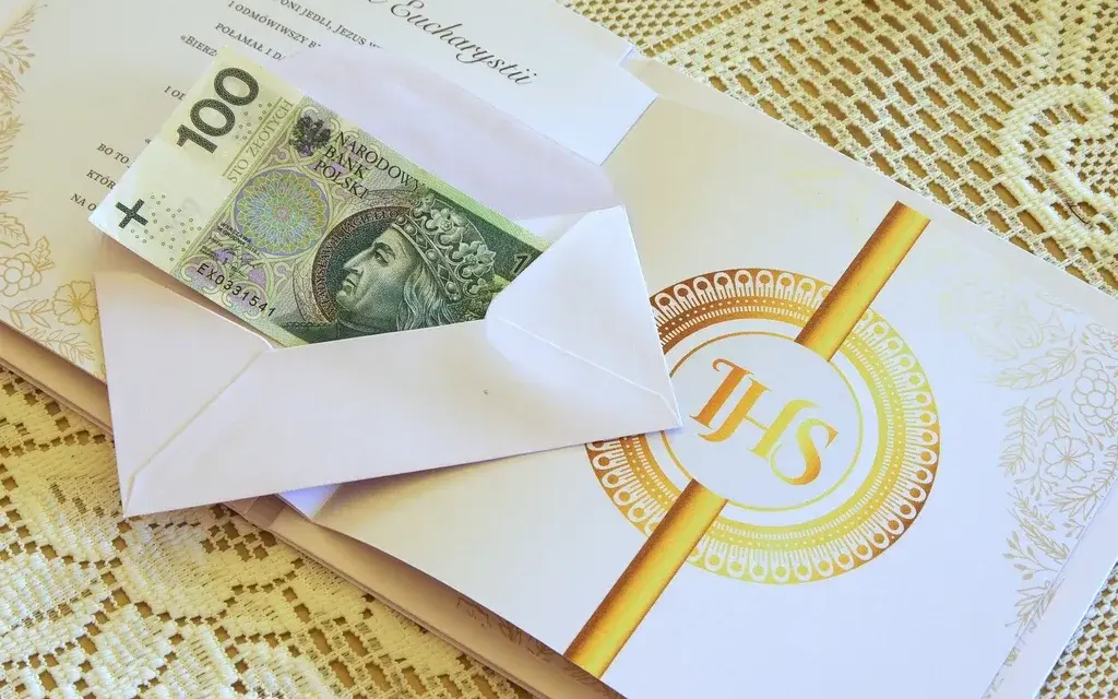 Ile dać w kopertę na komunię? Odpowiednie kwoty i porady
