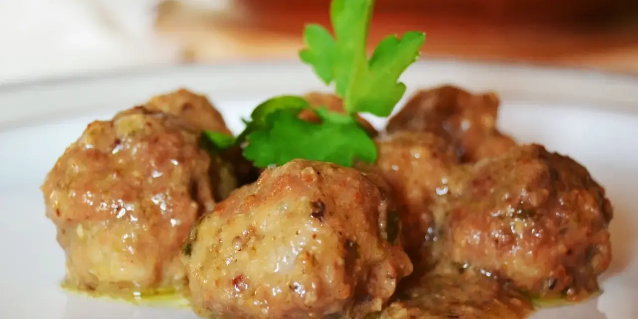 Deliciosas albóndigas en salsa de almendras, un plato casero que invita a repetir.