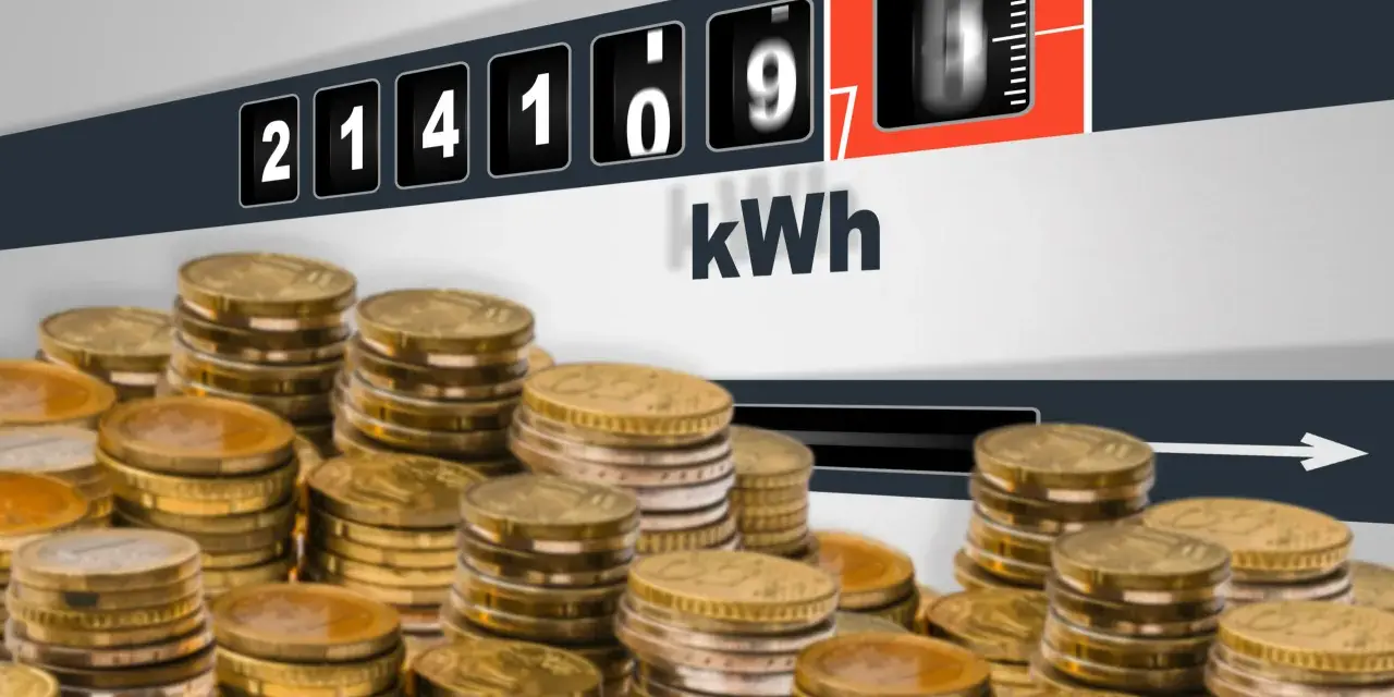 Stosy monet i licznik energii wskazujący zużycie kWh. Zastanawiasz się, ile kosztuje 1 kWh Tauron?