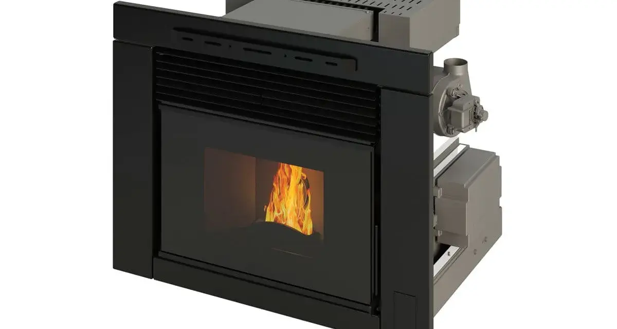 Chimenea de pellets moderna con puerta de cristal y llama encendida. Diseño elegante en negro con detalles metálicos.