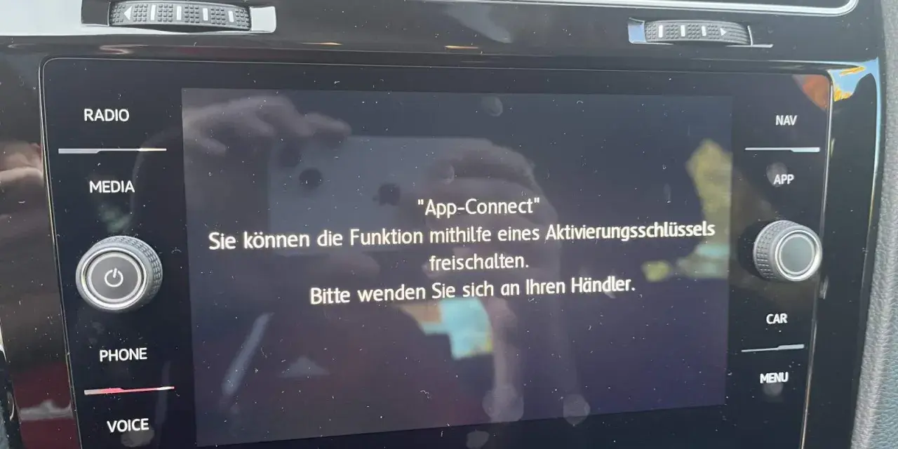 VW Golf 7 Display zeigt "App-Connect" an. Um die Funktion freizuschalten, wird ein Aktivierungsschlüssel benötigt. Kontaktieren Sie Ihren Händler für Ihren VW Golf 7 Carplay freischalten.