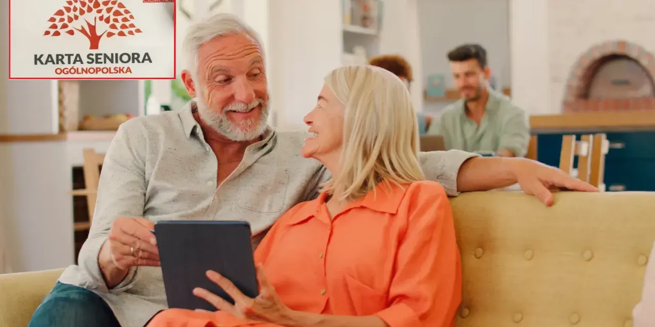 Uśmiechnięci seniorzy przeglądają tablet, obok nich logo "Karta Seniora Ogólnopolska".