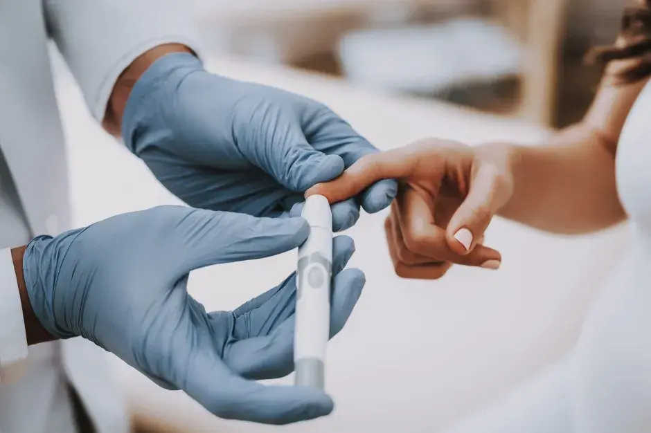 Objawy cukrzycy w jamie ustnej: 7 sygnałów, których nie zignorujesz