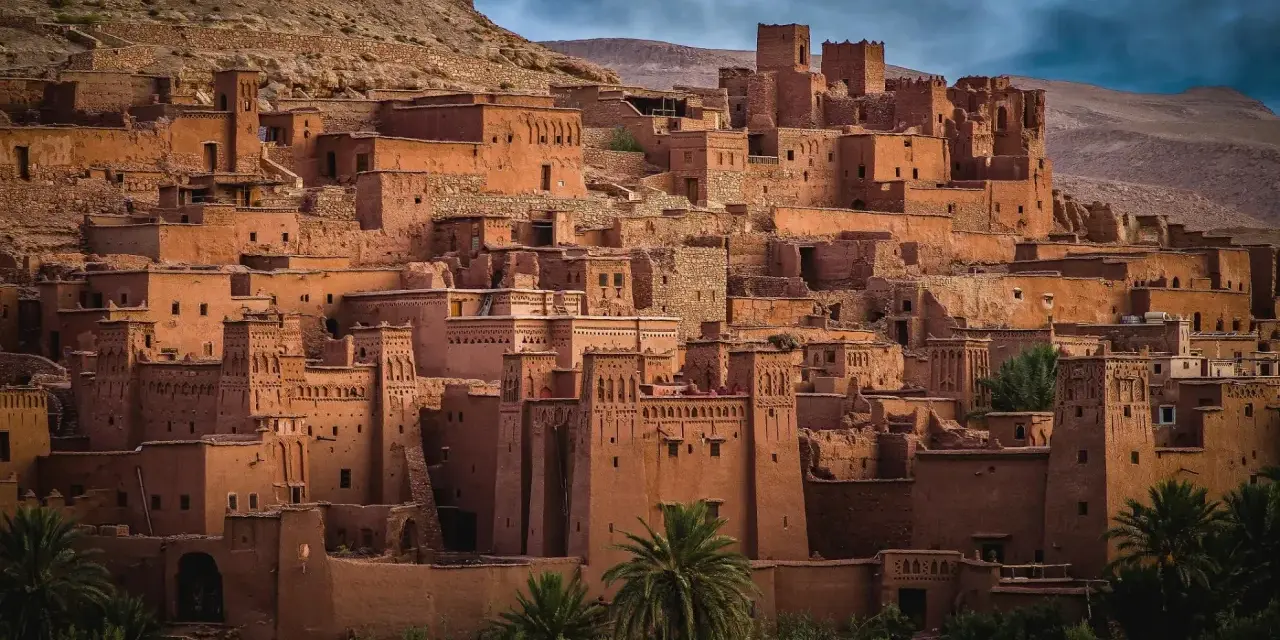 Kasba Ait-Ben-Haddou w Maroku. Czy warto? Ta starożytna forteca z gliny i słomy, wtopiona w pustynny krajobraz, zachwyca.