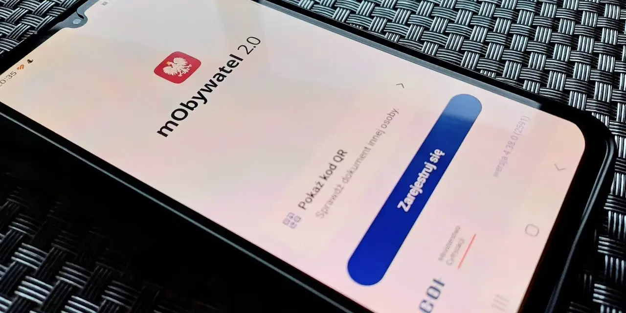 Ekran smartfona z aplikacją mObywatel 2.0 i godłem Polski.