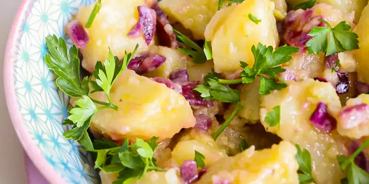 Salade de pommes de terre crémeuse avec oignons rouges et persil frais, un assaisonnement salade de pommes de terre parfait.