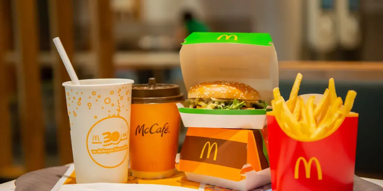 McChicken kcal w zestawie z frytkami i napojem z McCafe. Idealny posiłek na szybki lunch.
