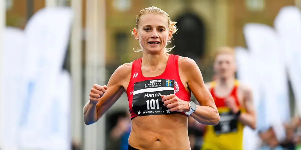 Hanna Lindholm tävlar i halvmaraton, nummer 101, med fokus och beslutsamhet.