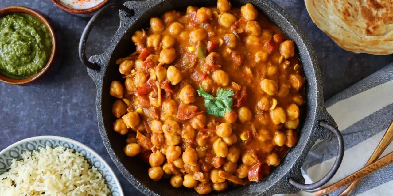 Potaje de garbanzos en salsa con cilantro, acompañado de arroz blanco y pan.