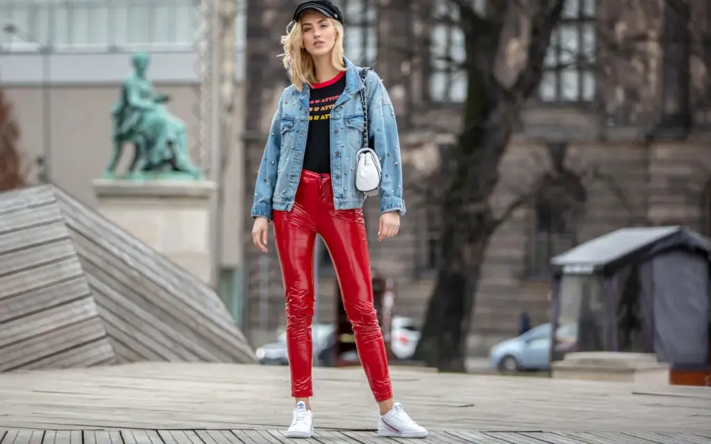 Jakie spodnie do czerwonej bluzy? Oto najlepsze stylizacje na każdą okazję