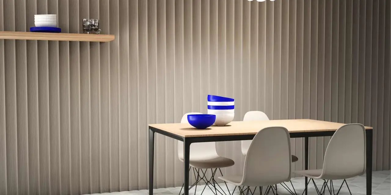 Paredes acanaladas que disimulan imperfecciones, mesa de comedor con sillas modernas y un estante con decoración.