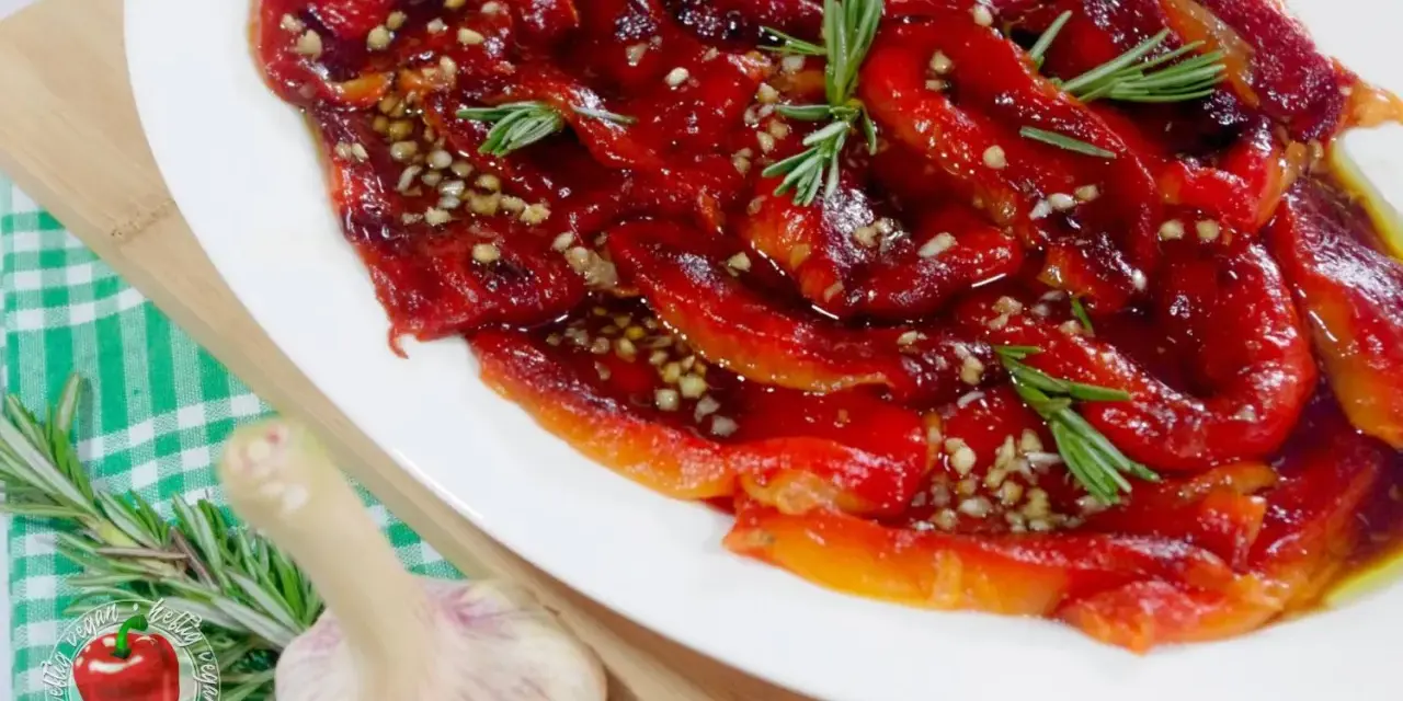 Geröstete Paprika in Öl mit Knoblauch und Rosmarin, ein köstliches Paprika Antipasti Rezept aus der Pfanne.