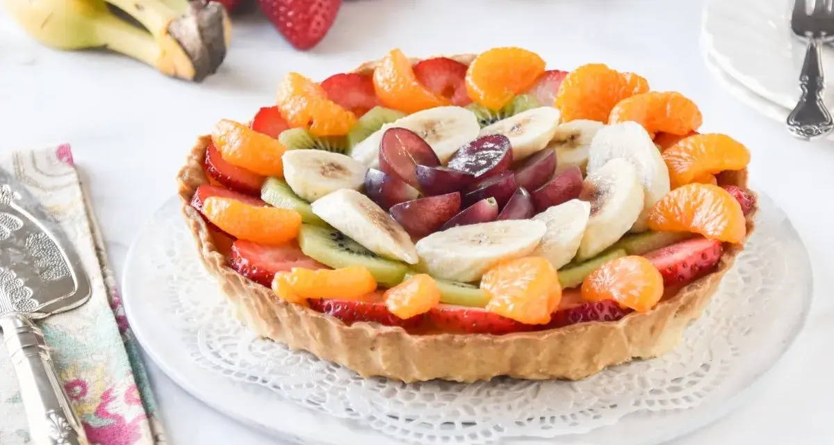 Tarta de hojaldre decorada con fresas, kiwi, plátano, mandarina y uvas. ¡Un postre fresco y colorido!