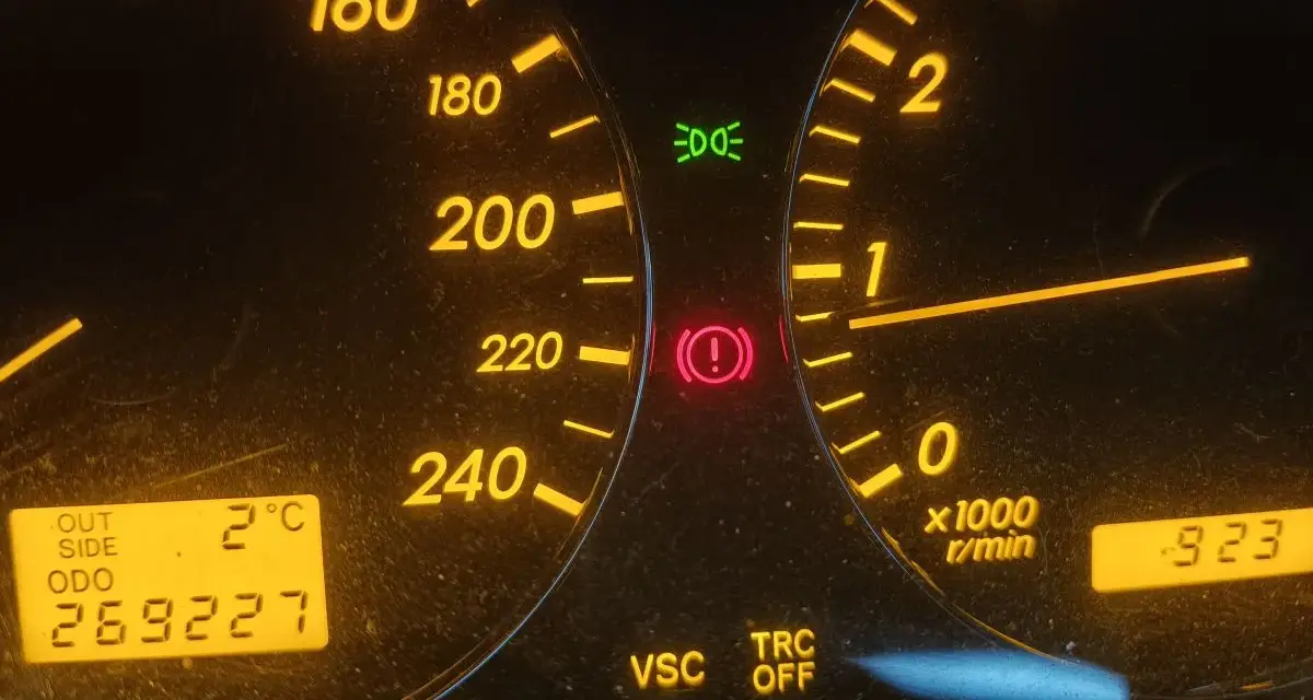 Kontrolka hamulca ręcznego i DTC C1241 Toyota. Na desce rozdzielczej świeci się kontrolka hamulca ręcznego, VSC i TRC OFF.