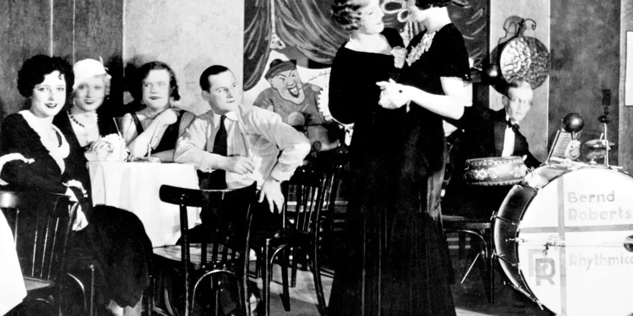 Tanzpaar in einem Berliner Nachtclub, Berlin 1920. Musiker im Hintergrund, Gäste an Tischen.