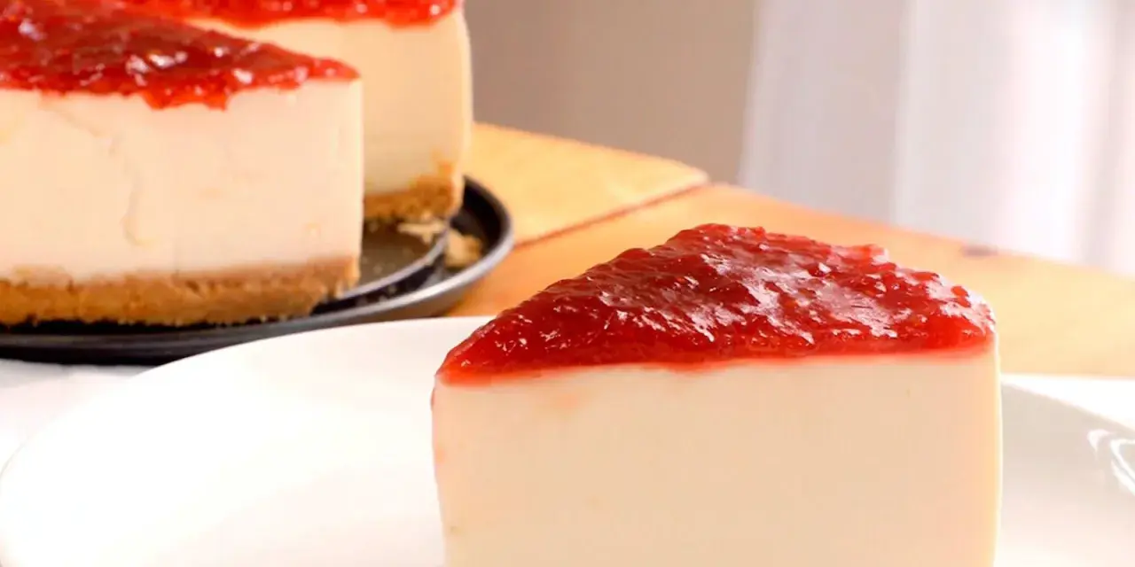Deliciosa tarta de queso sin horno con cobertura de fresa, cremosa y con base crujiente. ¡Perfecta para cualquier ocasión!