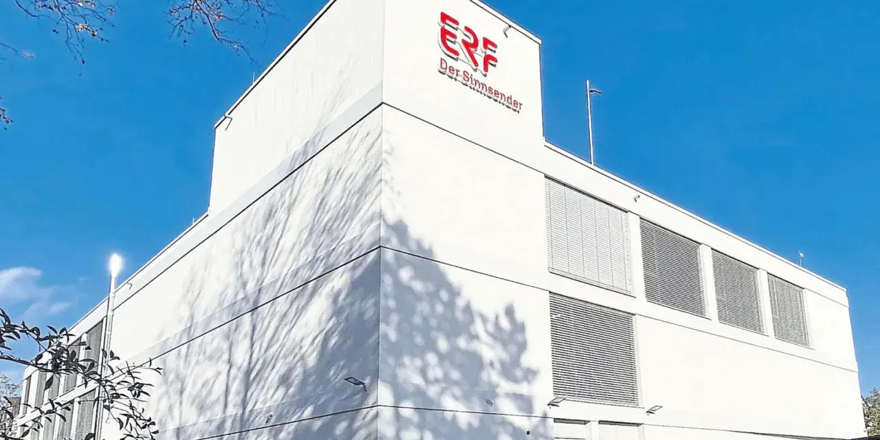 Das Gebäude von ERF, "Der Sinn-Sender", strahlt in der Sonne.