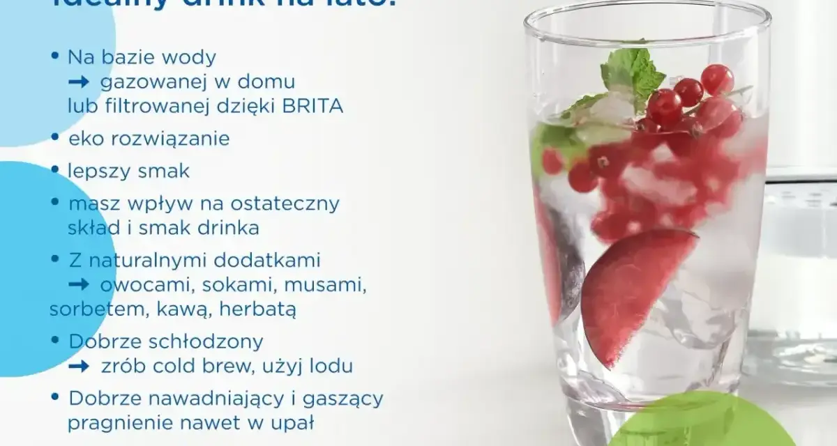 Orzeźwiający **mocktail** z owocami leśnymi i miętą, idealny na lato.