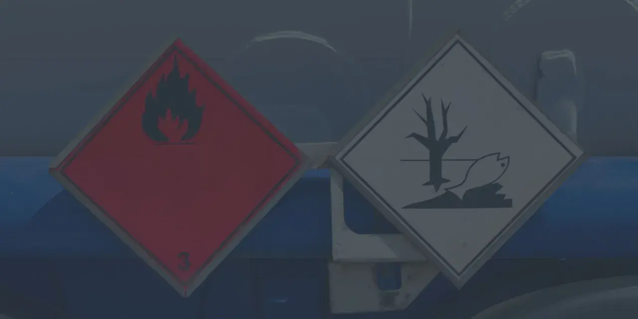 Dwa znaki ADR: łatwopalność (czerwony) i zagrożenie dla środowiska (biały). Pytania i odpowiedzi dotyczące transportu.