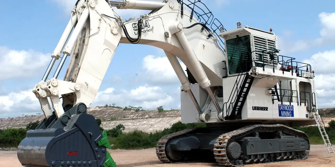 Potężna koparka Liebherr 944 z łyżką gotowa do pracy. Idealna do nauki pytań na egzamin koparki kl 3.
