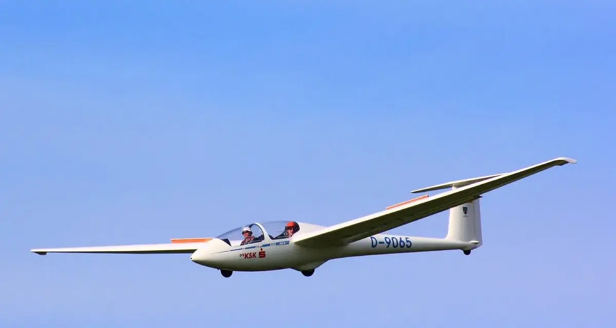 Dwóch pilotów w szybowcu D-9065. Chcesz wiedzieć, jak zostać pilotem samolotu? Zacznij od nauki latania szybowcem!