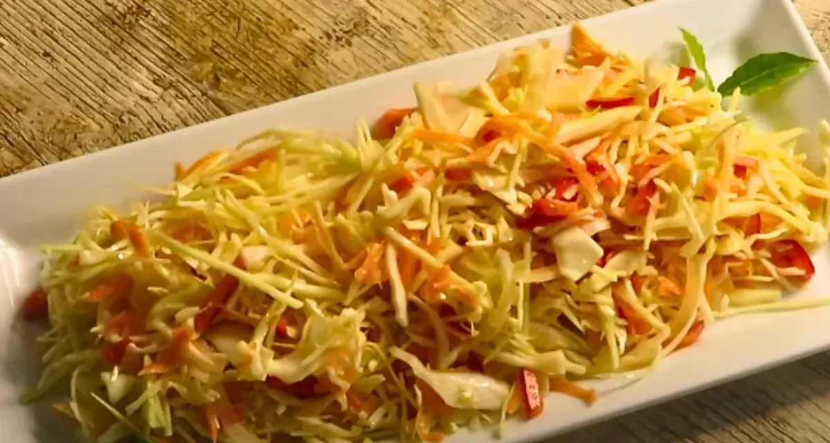 Sałatka jak z chińskiej restauracji – idealny przepis na chrupiącą surówkę