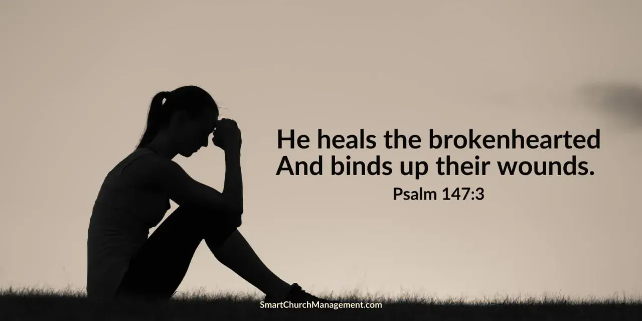 Silhouette of a woman with her head in her hands, finding solace in versiculos de sanidad. Psalm 147:3.