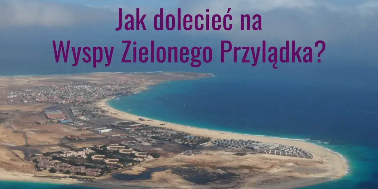 Widok z lotu ptaka na wyspę z zabudowaniami i turkusowym morzem.