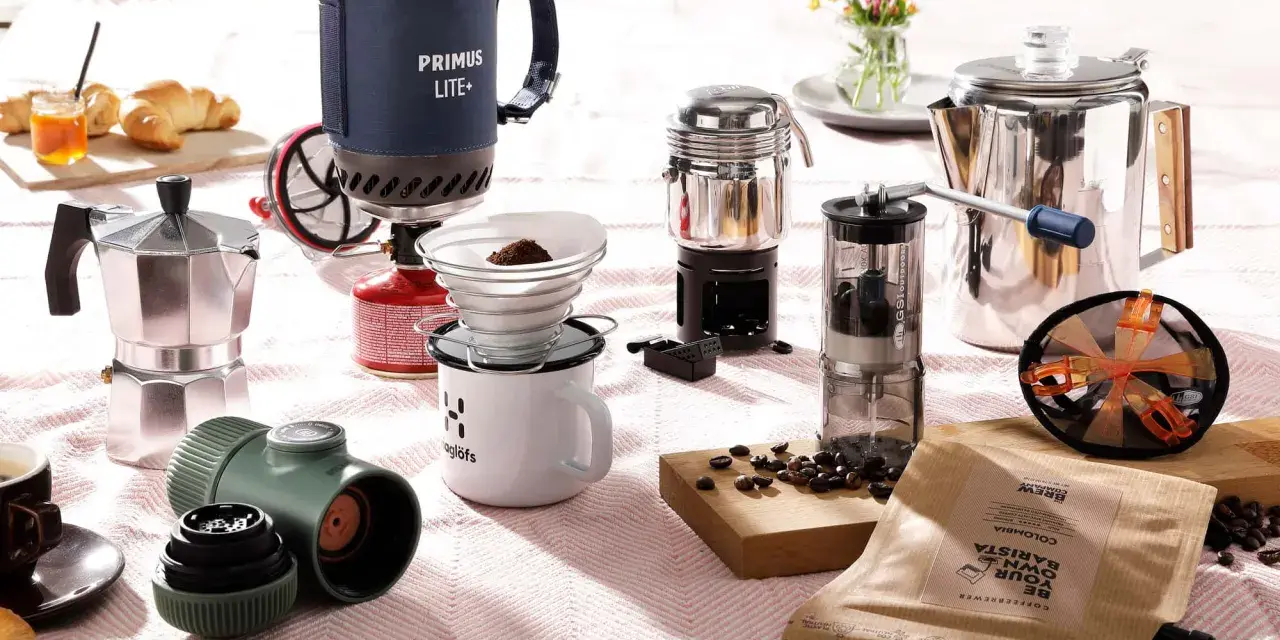 Perfekt für Kaffee kochen Camping: Mokkakanne, Filterkaffee-Set, French Press und Kaffeemühle auf einer Decke.
